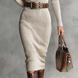 Júlia - Vestido de malha midi com decote em V e corte justo