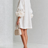 Amara - Mini Robe Elegante com Botões Florais