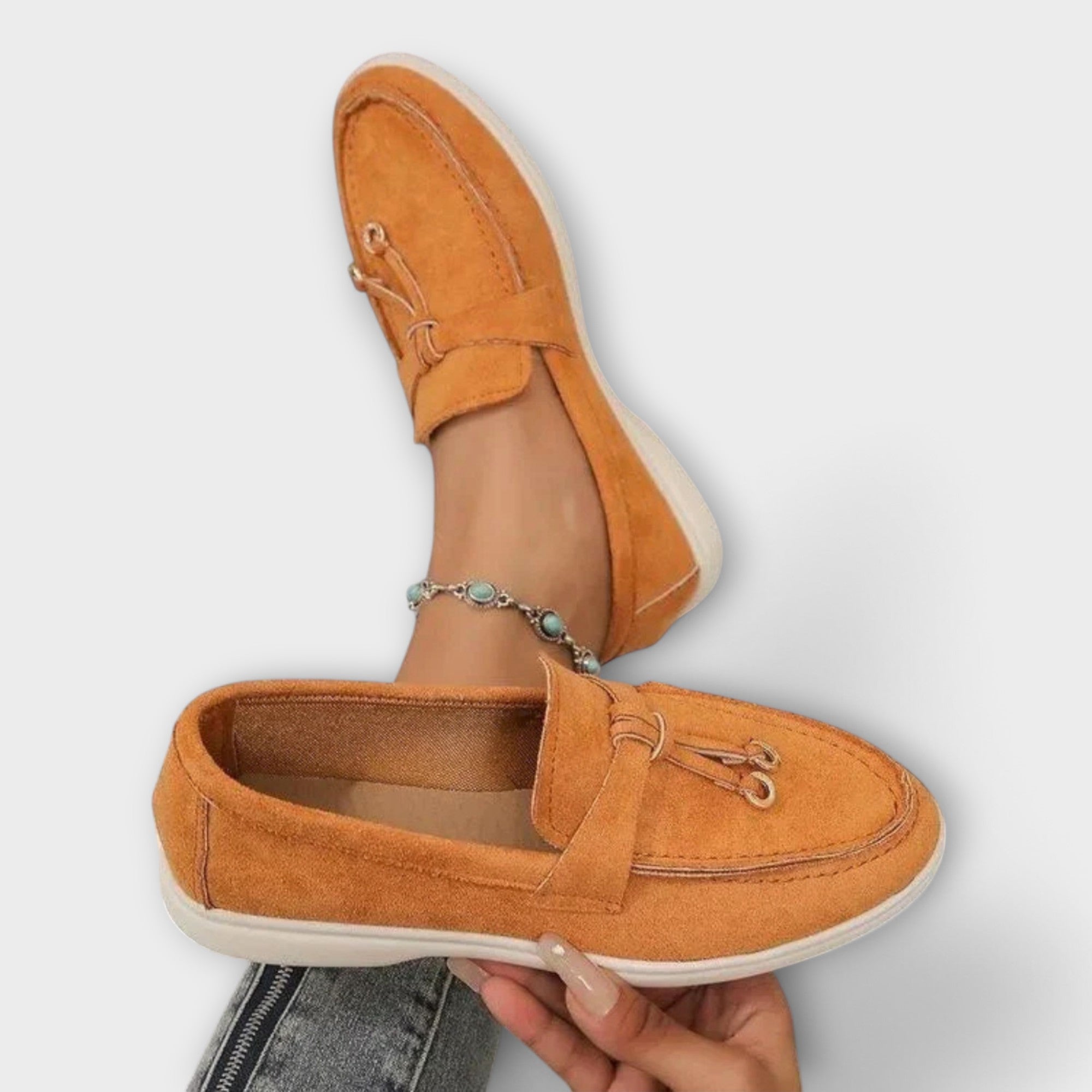 Mocassins Femininos Beiges com Cordão Decorativo